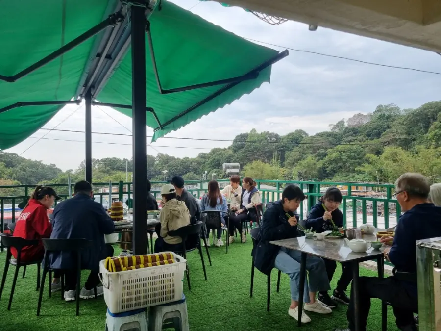 香港のハイキングコースに含まれる名店なので、登山客が多いです!