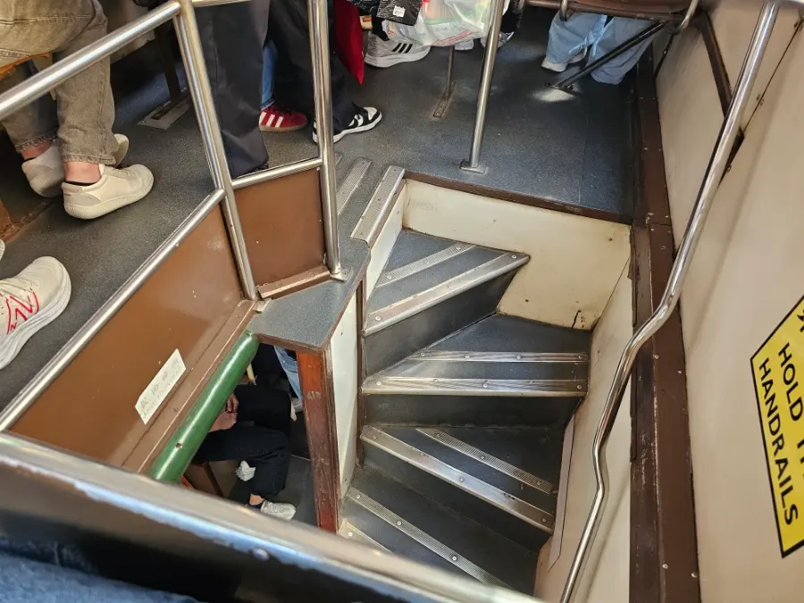 香港トラムの乗り方 2階へ上がる