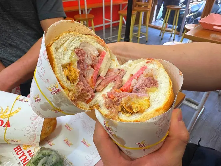 Ho Chi Minh District 1 Must-Try Restaurant Banh Mi Huynh Hoa: A Sandwich that Stands Out with a Single Menu Item banh mi huynh hoa