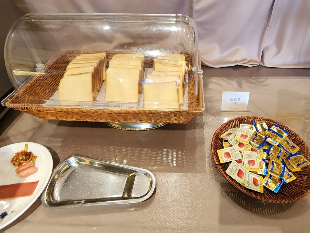 Toaster and jams for bread