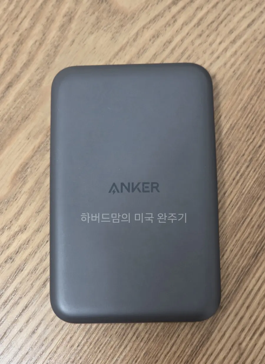 케이블 없이 좌석에서 편히 사용가능한 보조배터리