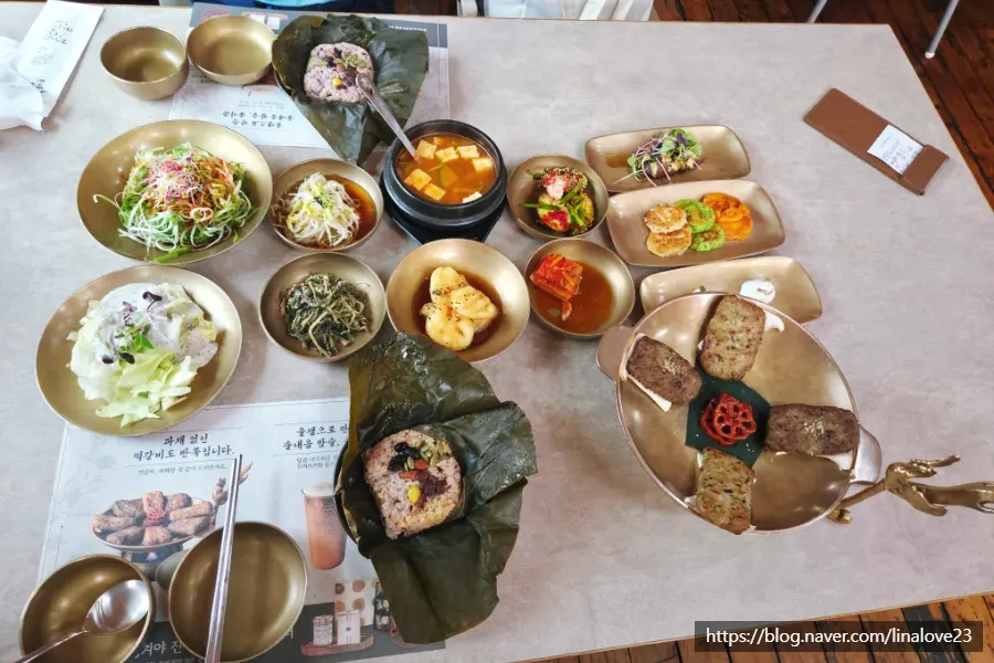 ชุดยอนจองชิก (Yeonjeongsik) เต็มโต๊ะจาก Solnaeum Restaurant