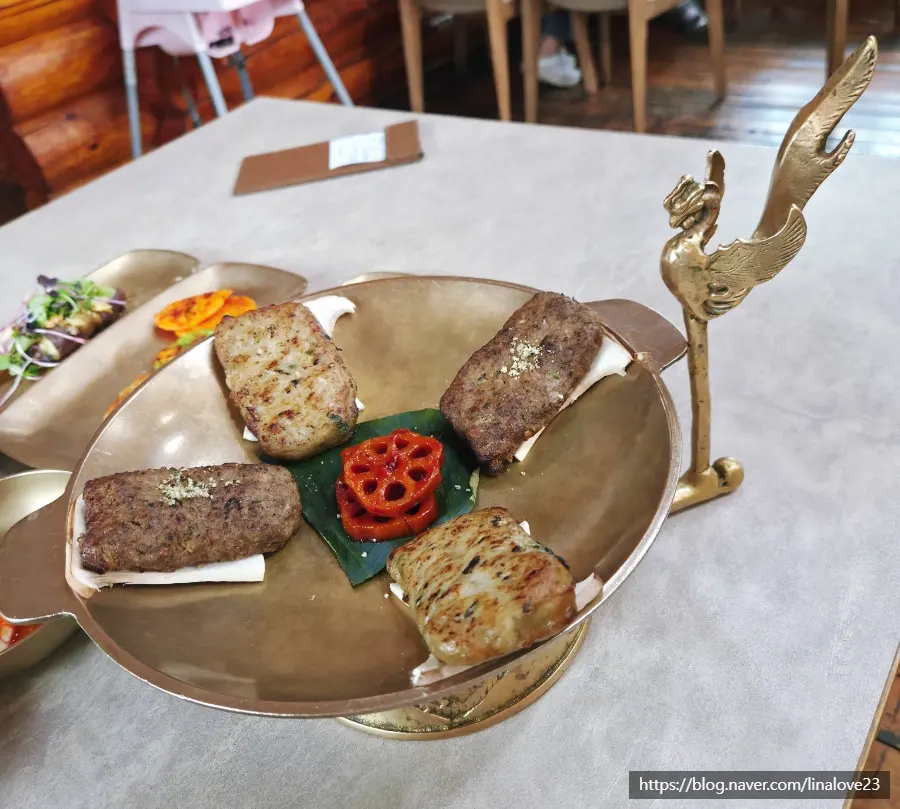 ต๊อกกัลบีหมูฮันดน, ต๊อกกัลบีเนื้อฮันอู สำหรับ 2 ท่าน ในชุดยอนจองชิก Solnaeum Restaurant