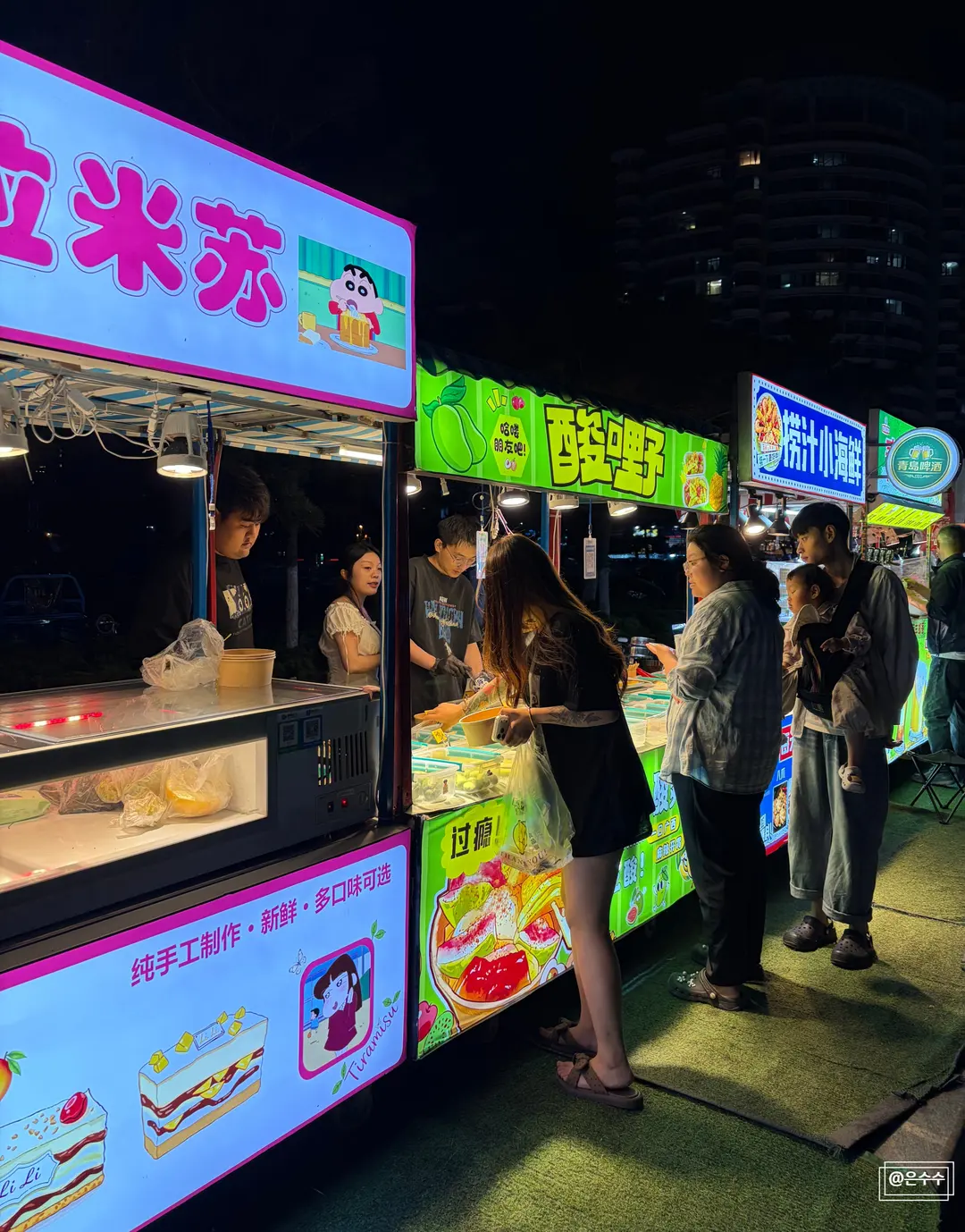 海岸線に沿って並ぶ屋台