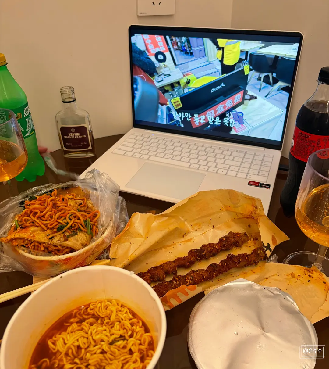 ホテルで夜食を楽しむ