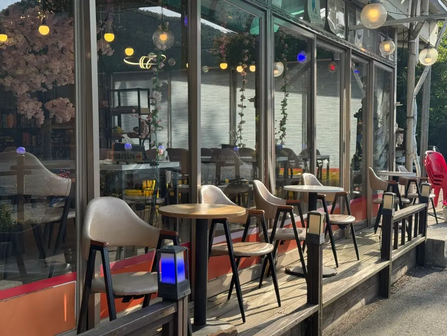 ที่นั่งโซนเอ้าท์ดอร์ Res Cafe