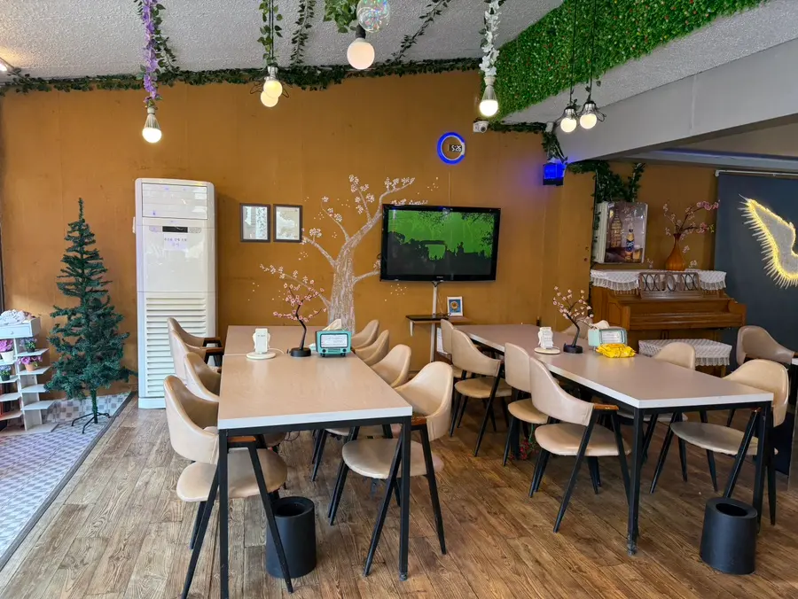 ที่นั่งภายใน Res Cafe
