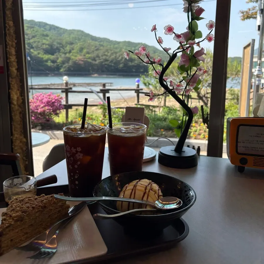 กาแฟและวิวทะเลสาบ Res Cafe