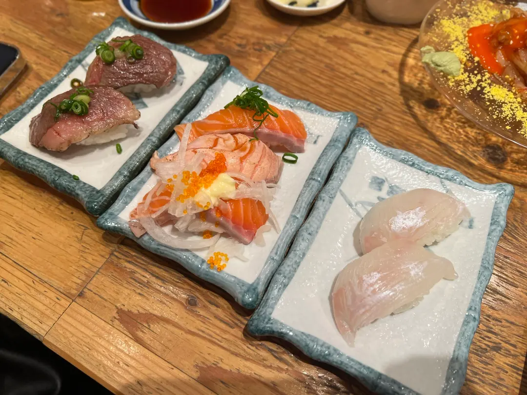 生蝦韃靼、鮭魚三種組合、比目魚、炙燒牛肉壽司
