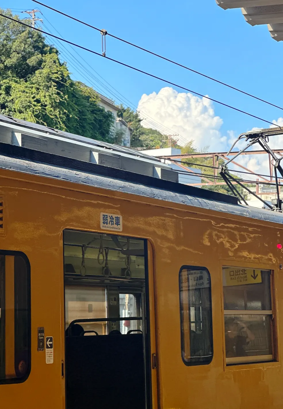 たまにこんな黄色い電車が走っています~
