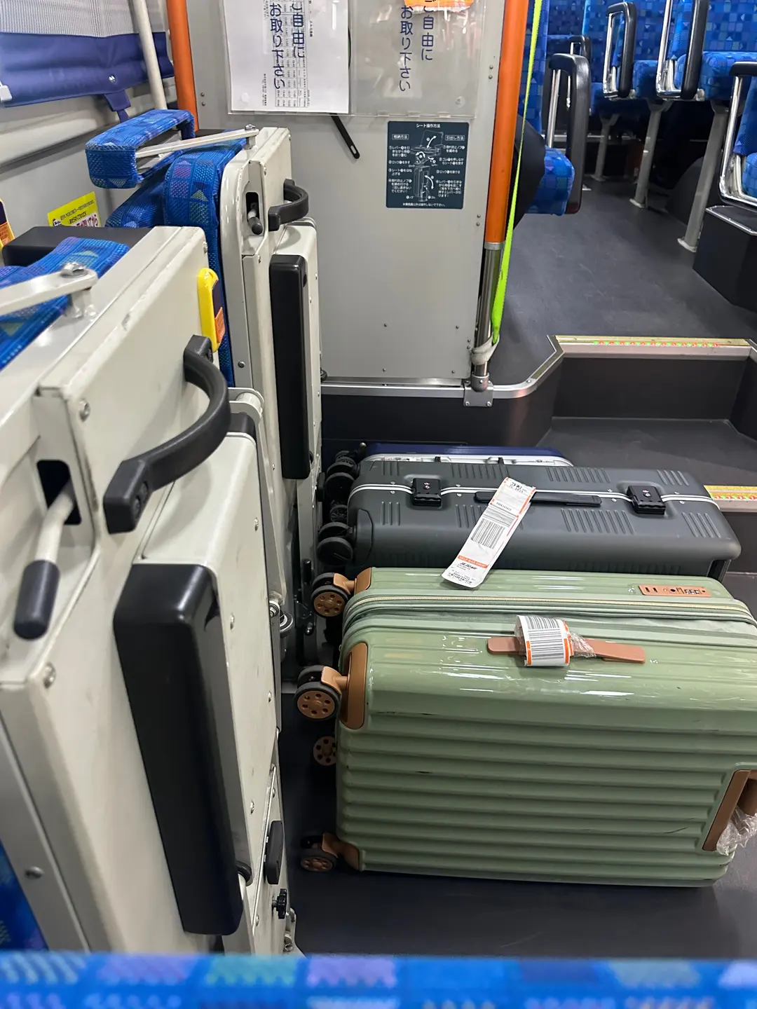 バス車内にスーツケースなどの荷物を置くスペースがあります