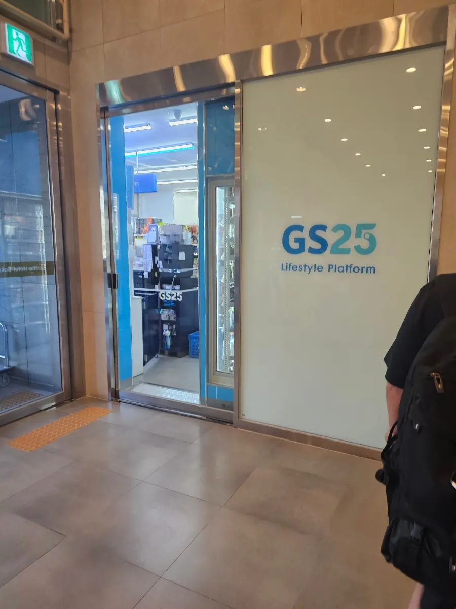 ホテル1階ロビー横にあるGS25