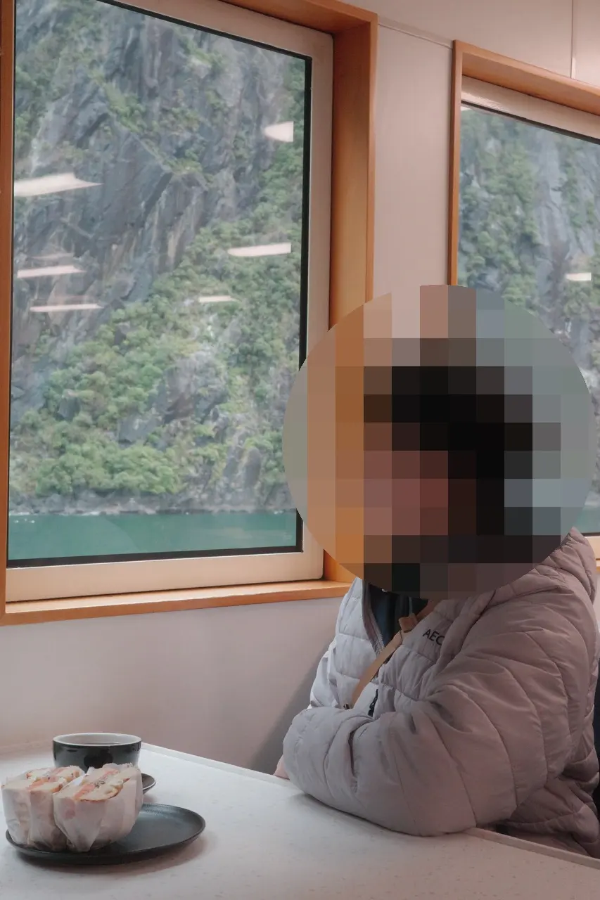 왼쪽 창가에 앉아서 구경 중