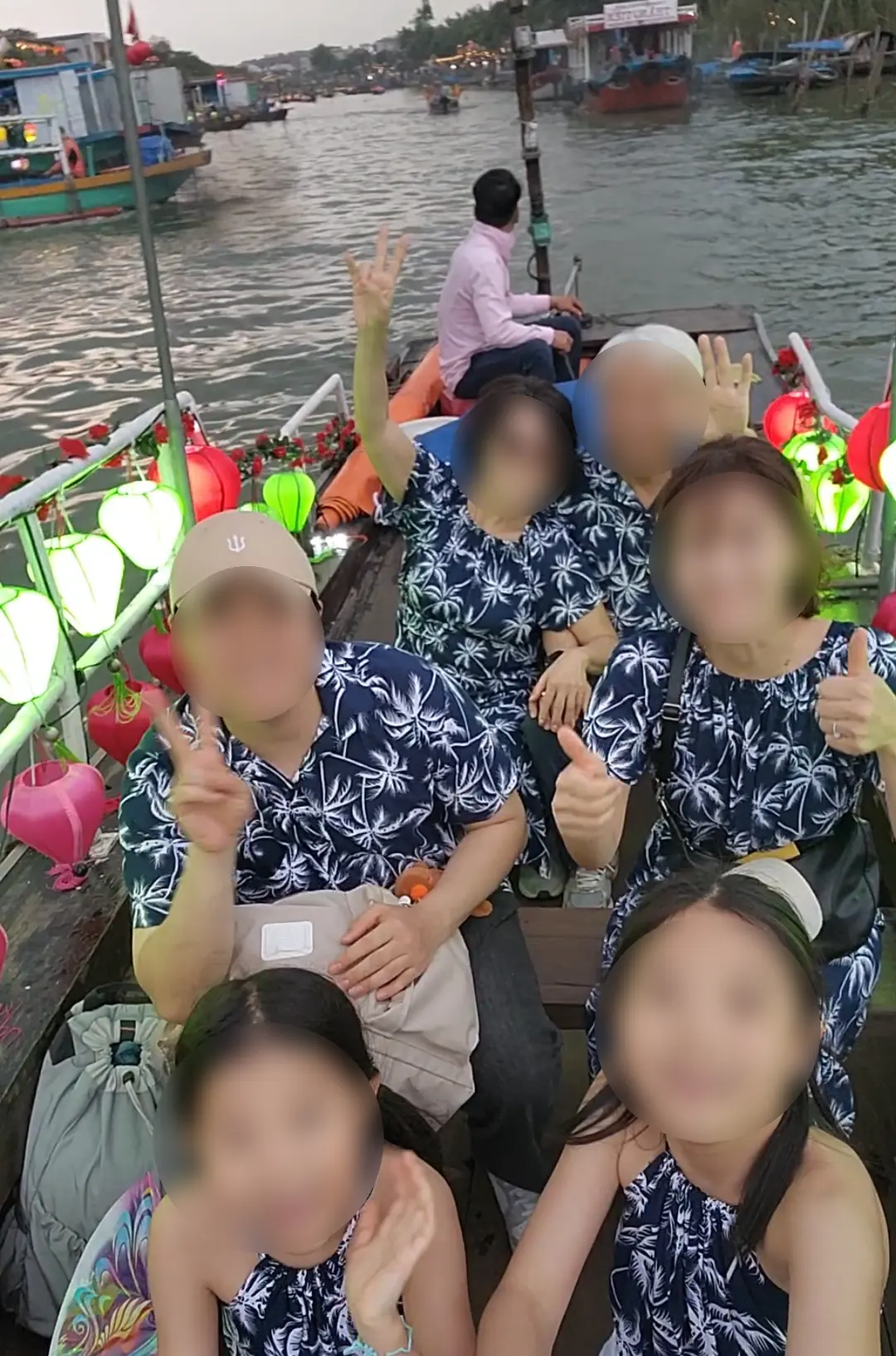 *6人だったので手漕ぎボートではなくモーター付きボートに乗船しました