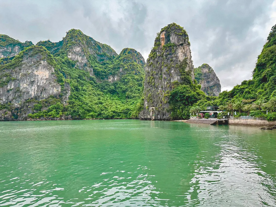 Small boat to Sung Sot Cave