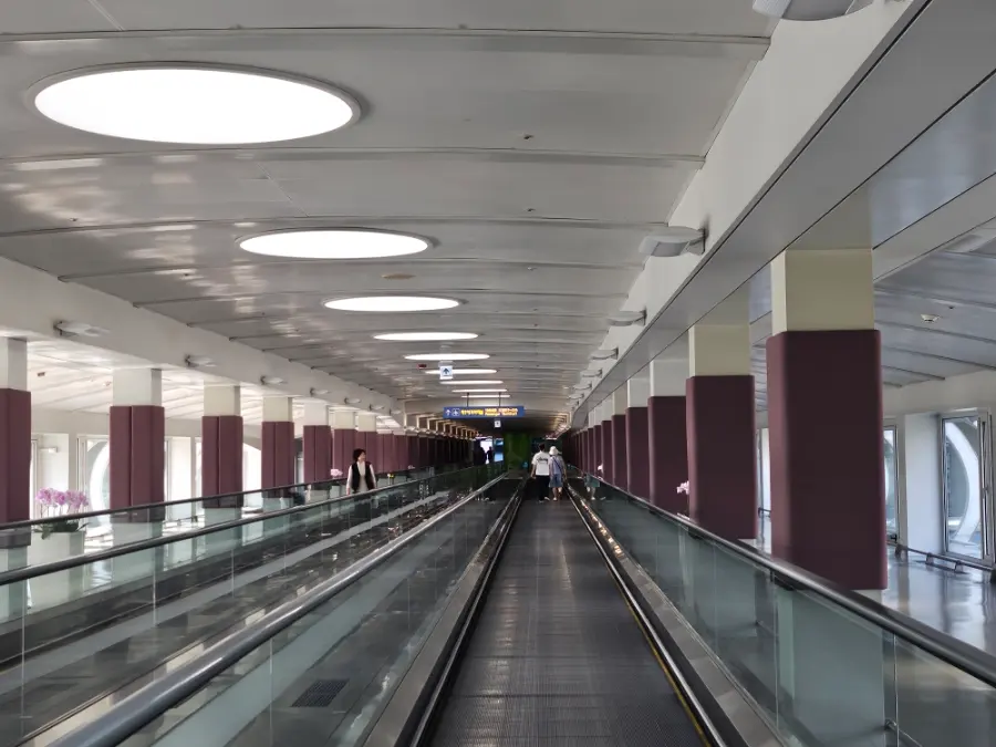 인천공항1터미널 공항철도역에서 여객터미널로 가는 무빙워크