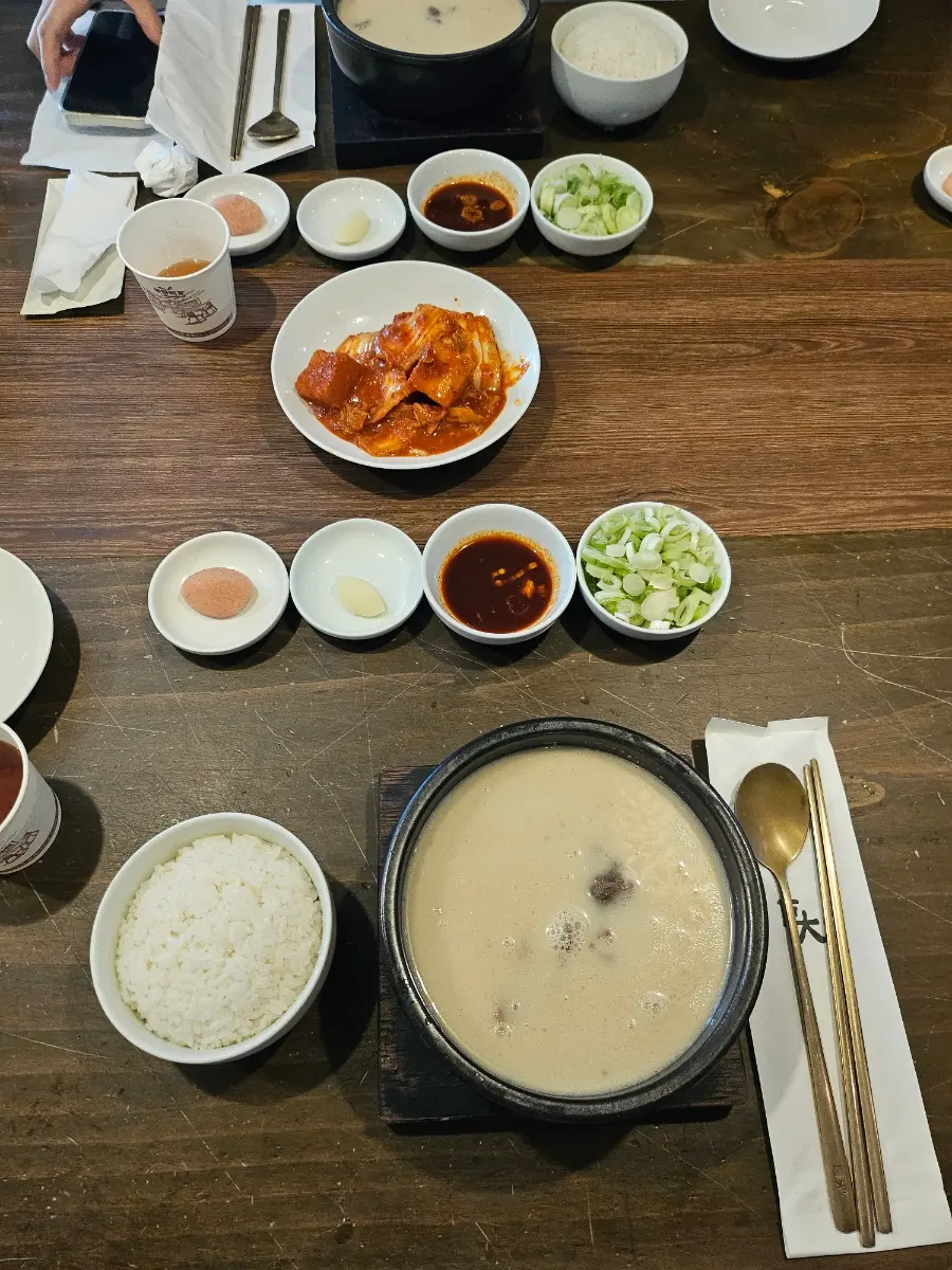 Geodae Gomtang Ppo-yan Gomtang with rich broth and generous amount of meat