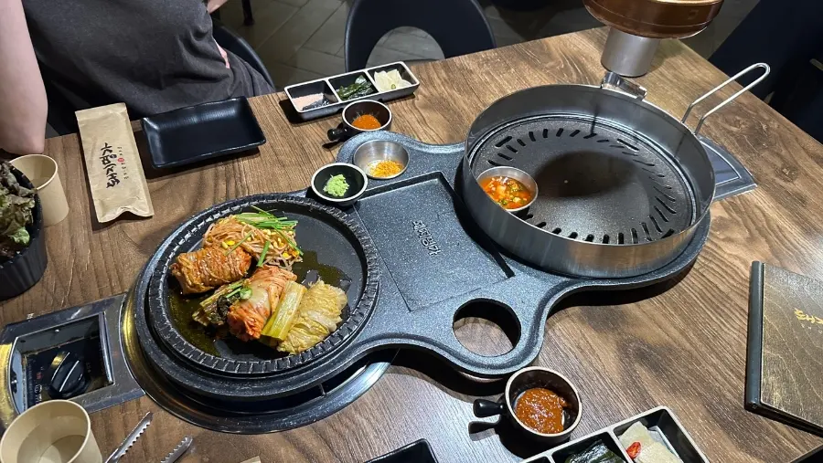 석촌 돼지고기 고기 불판과 김치 전용 불판 기본 반찬