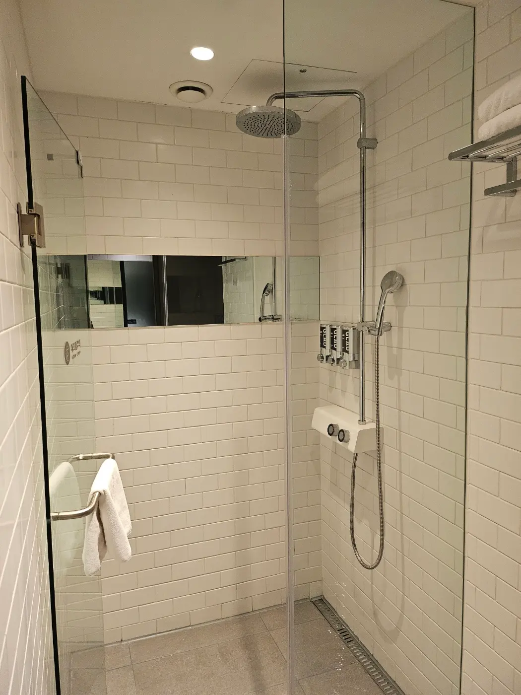 Glad Yeouido shower amenities: shampoo, conditioner, and body wash.