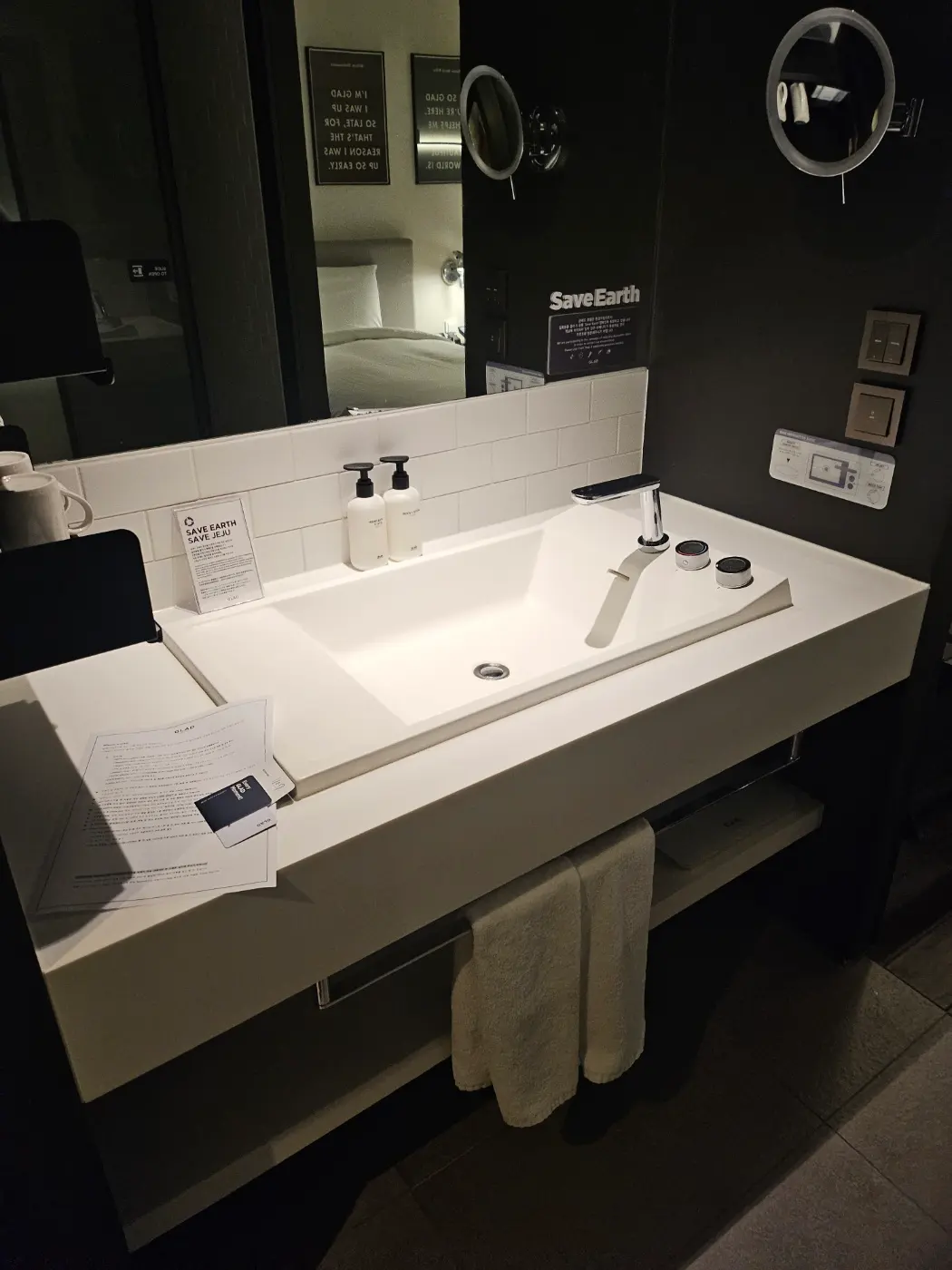 Glad Yeouido guest room: separate sink, shower, and toilet areas.