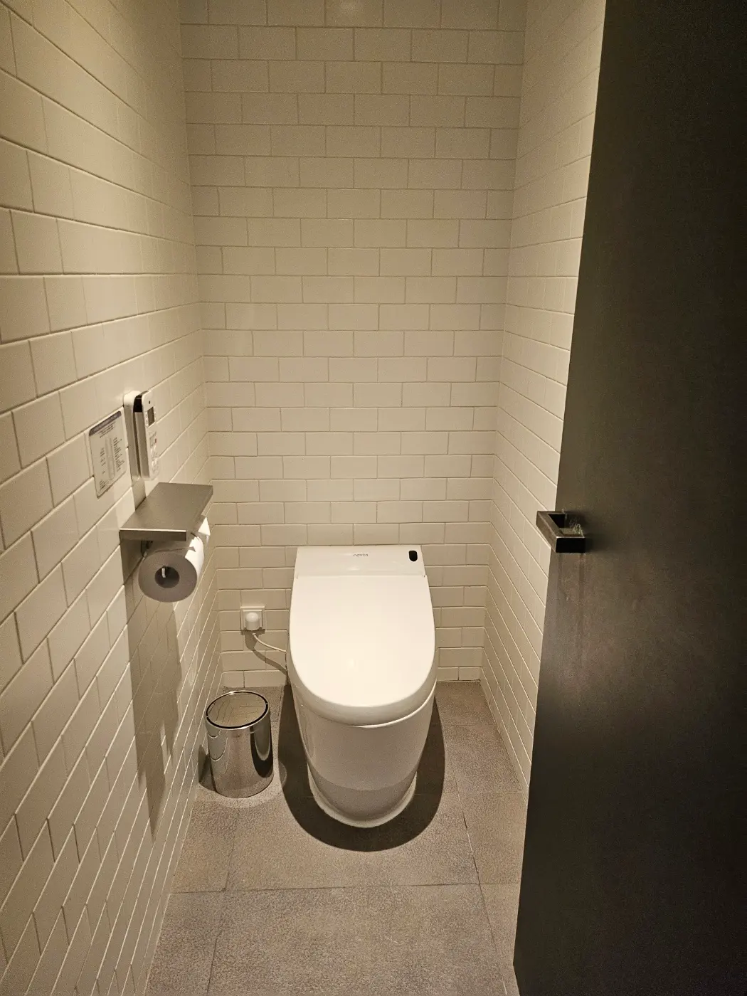 Glad Yeouido guest room: separate sink, shower, and toilet areas.