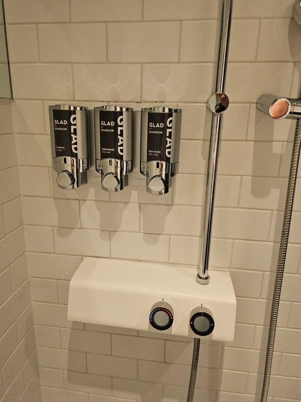 Glad Yeouido shower amenities: shampoo, conditioner, and body wash.
