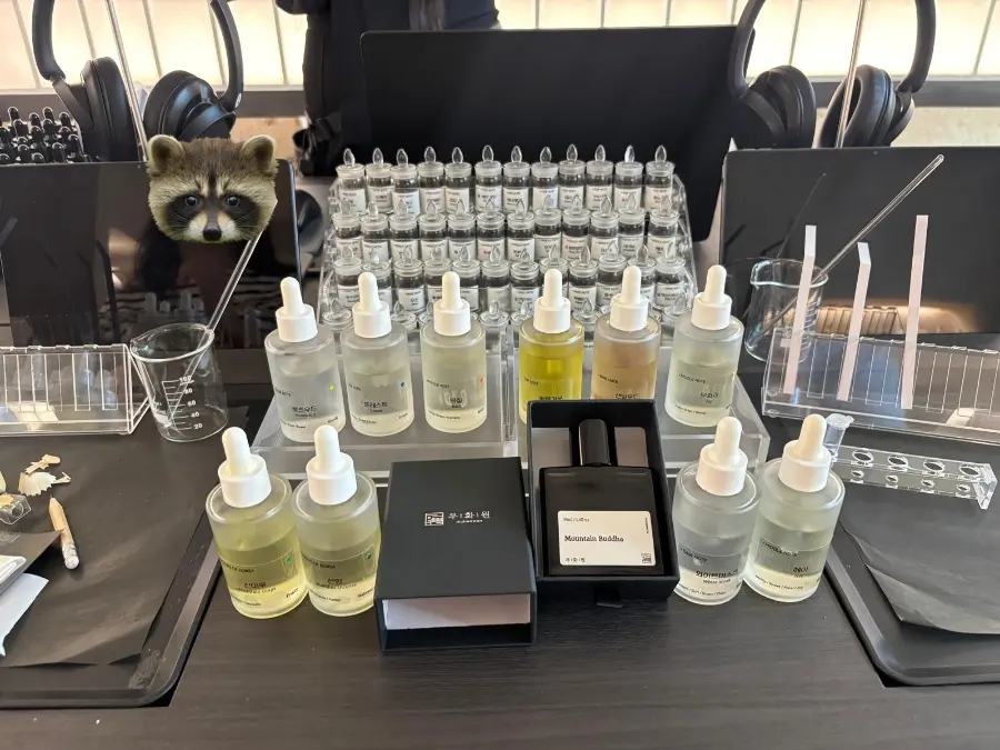 Two 50ml perfumes custom-blended at Muhwawon