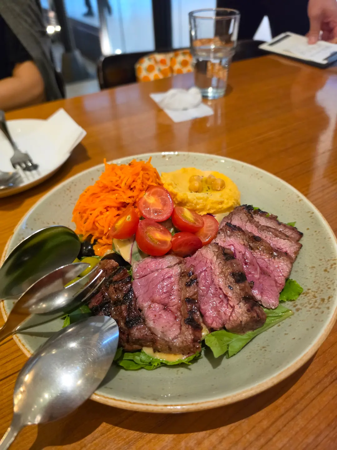 牛排與胡蘿蔔鷹嘴豆泥拼盤