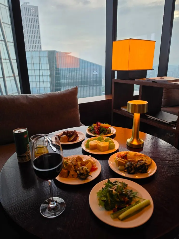 รีวิวเลาจน์ Conrad Seoul จ่ายเองหมด (อาฟเตอร์นูนที, อีฟนิ่งค็อกเทล, บุฟเฟต์อาหารเช้า)