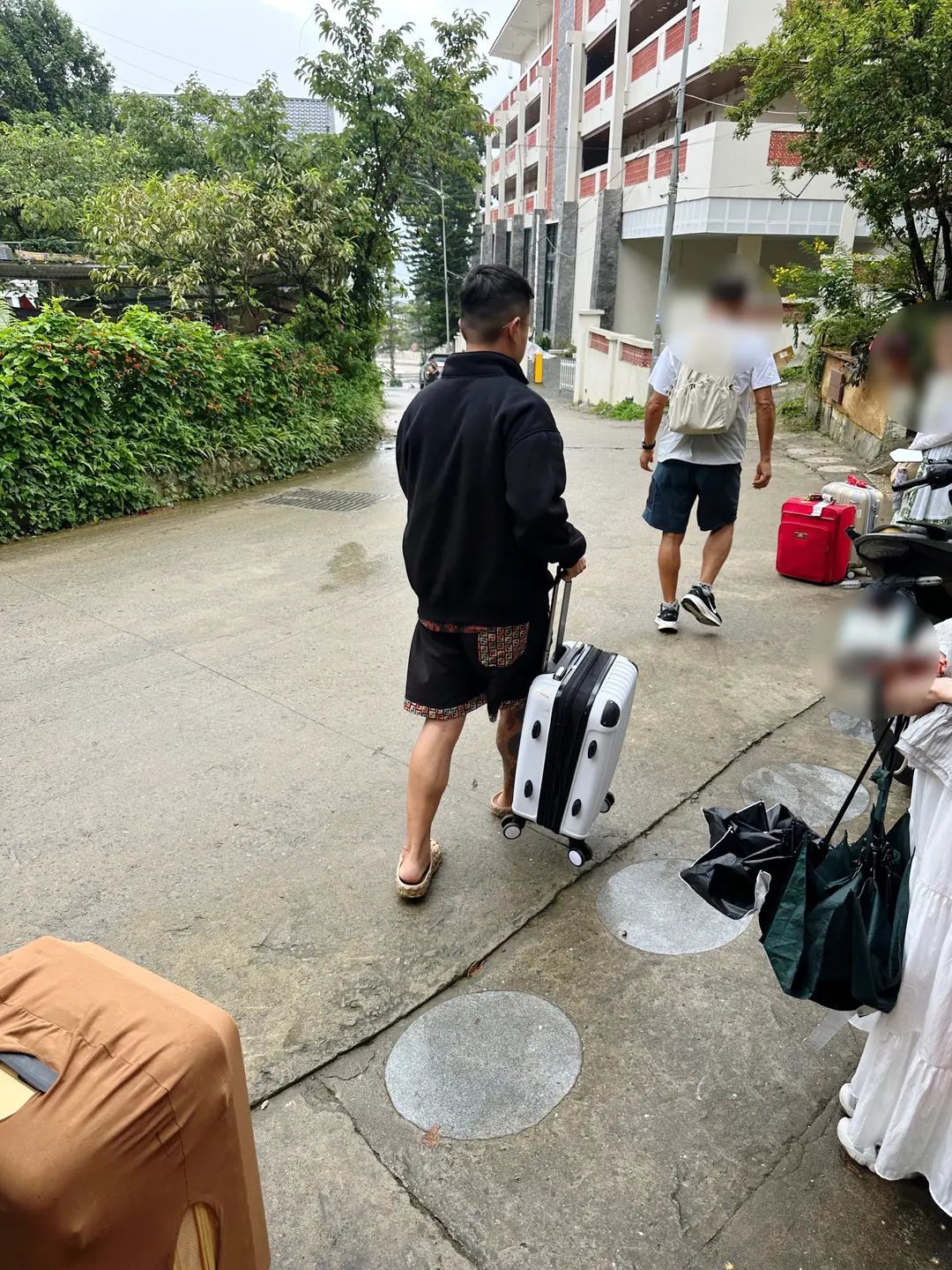 Staff helping with luggage 🙏