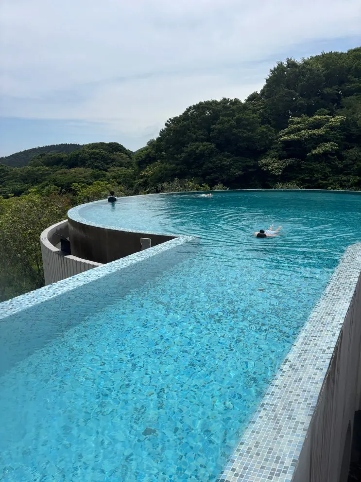 Eastern Jeju accommodation recommendation for families with kids: Eco Land Hotel's kids' pool and infinity pool review