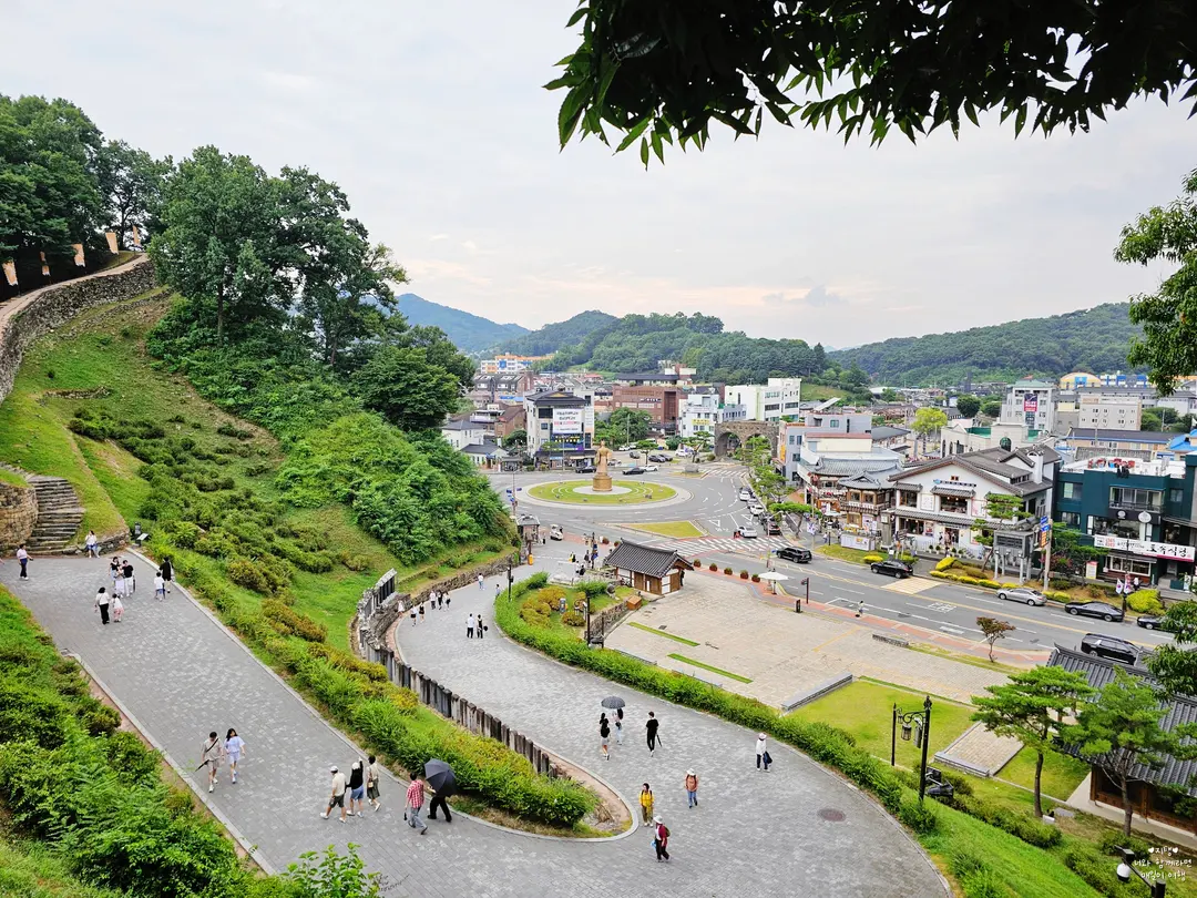 성곽길 위에서 바라본 공주 시내의 모습