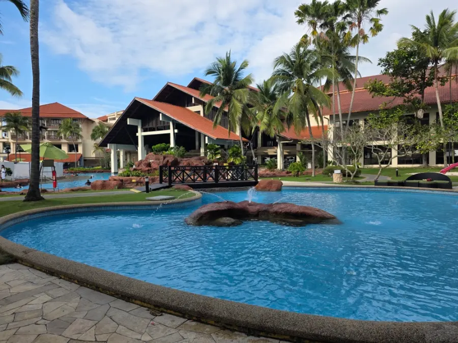 The huge toddler pool next to the main pool ㅡ