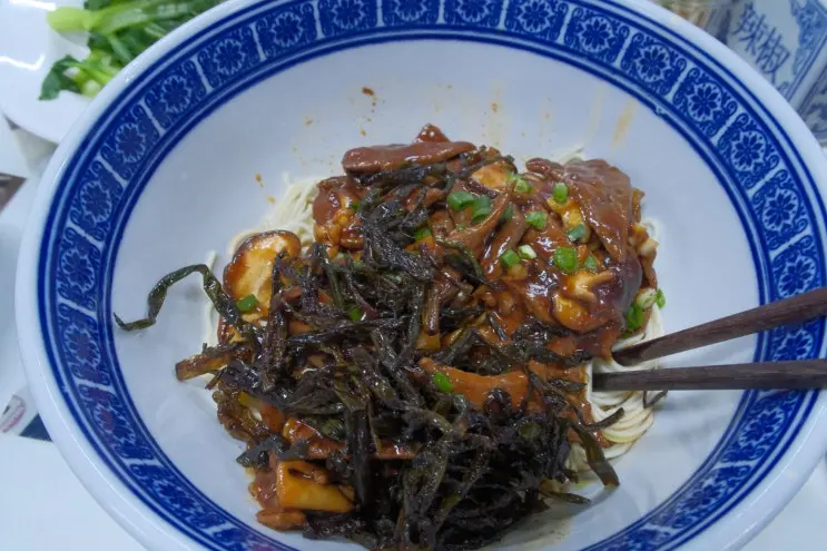 ร้านบะหมี่ท้องถิ่นเซี่ยงไฮ้ Hushi Laonongtang Mianguan สาขา Jing'an Temple: บะหมี่ผัดน้ำมันหอมเจียว
