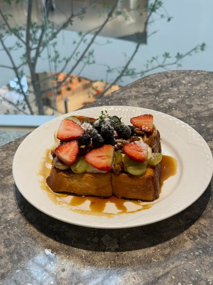 [서울] 더현대서울 브런치 카페 프렌치토스트 맛집 로라스블랑 더현대서울점