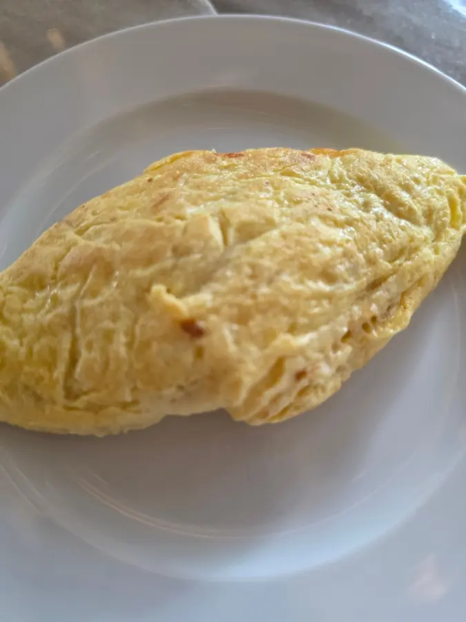 따뜻할 때 먹으니까 훨씬 맛있었던 오믈렛이에요.