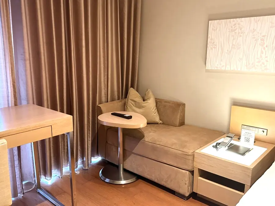 Cocohotel 福岡天神客房沙發與茶几