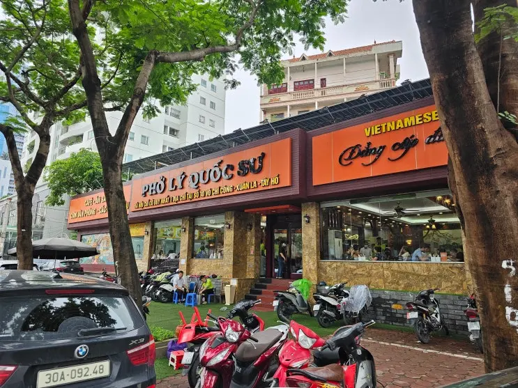 Authentic Vietnamese Food in Hanoi: Lý Quốc Sư Pho – A West Lake Gem So Good Even Local Officials Queue Up!