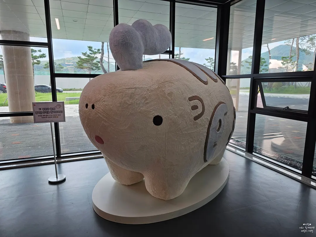 아트숍 출구 쪽에 무무 포토존도 있어요. ㅎㅎ
