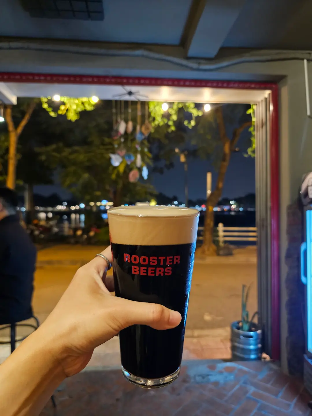 맥주 한 잔과 함께 찍은 서호의 야경