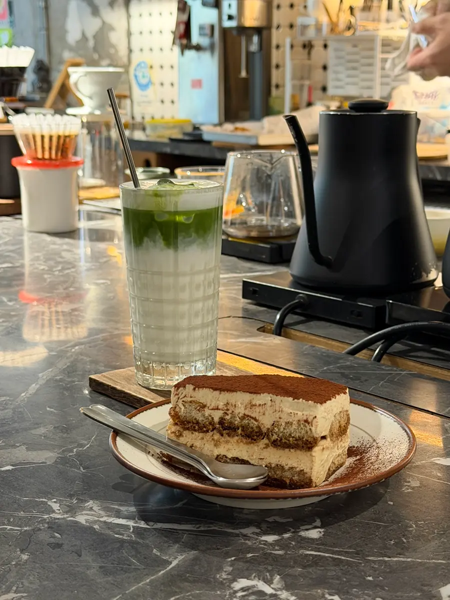 萬祝珈琲 抹茶ラテとアイスアメリカーノ