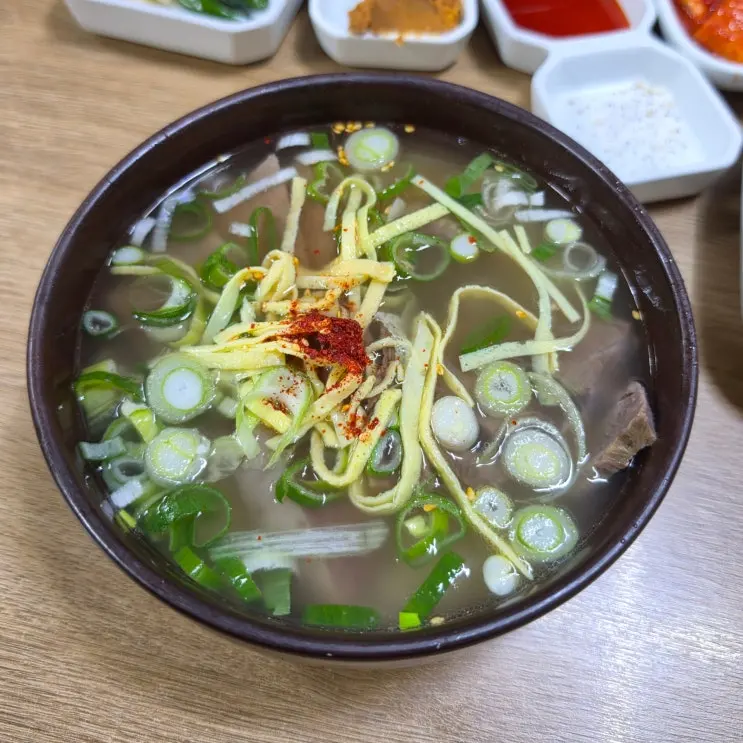 羅州美食百年老店「白屋」牛骨湯心得：肉片牛骨湯、打包小撇步、敬老優惠
