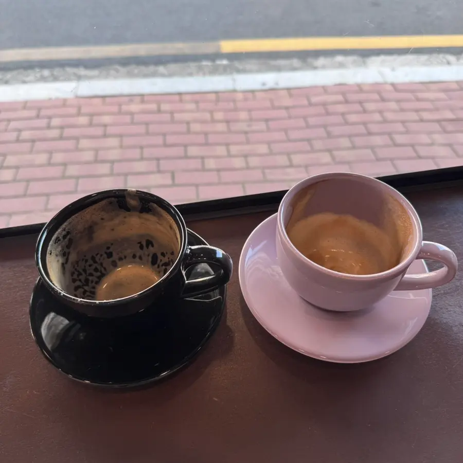 Two coffee cups, Cafe Latte and Vanilla Latte