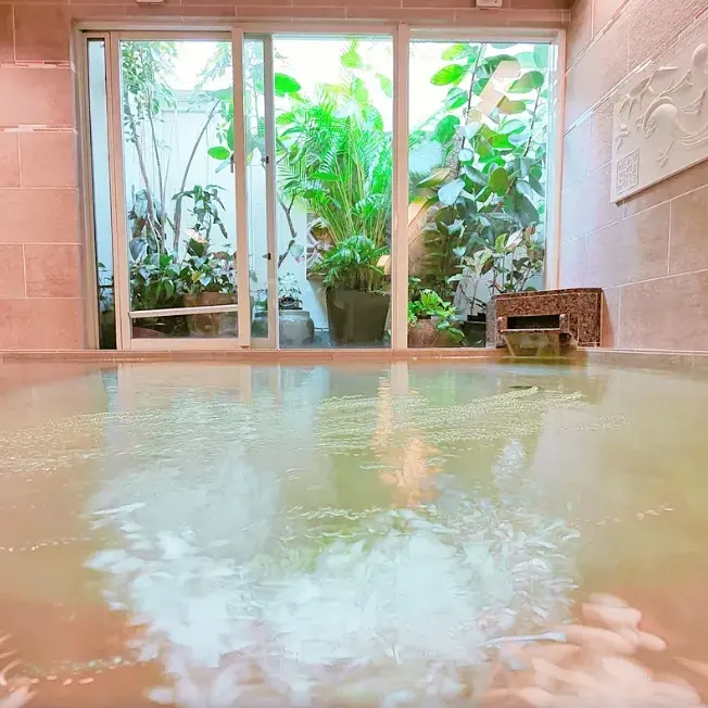 A warm soak in the spacious public bath melts away the day's fatigue (Source: Trip.com).