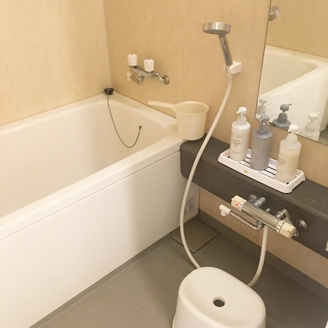 The large bathtub with a compact seating area was perfect for soaking away the day's fatigue!