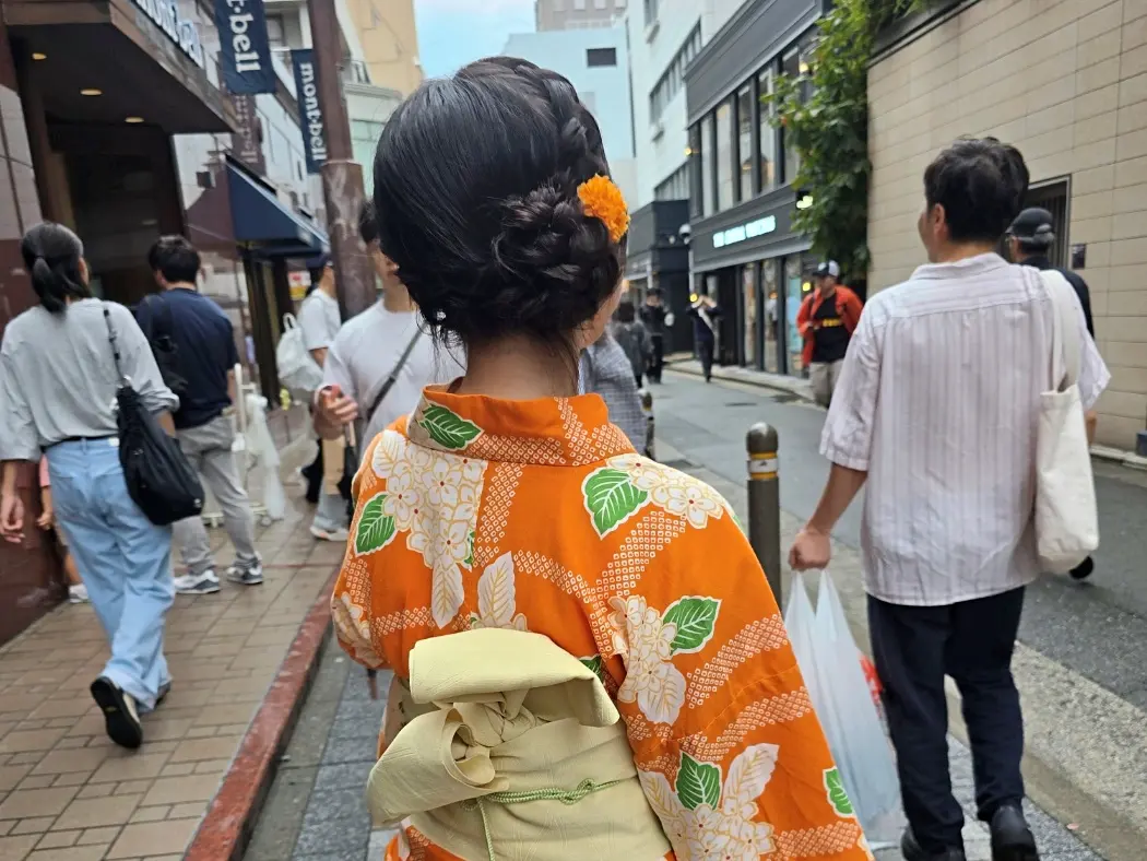 My niece's hairstyle wasn't included in the basic plan and cost extra, but the hairpins were free. They'll braid your hair however you like.