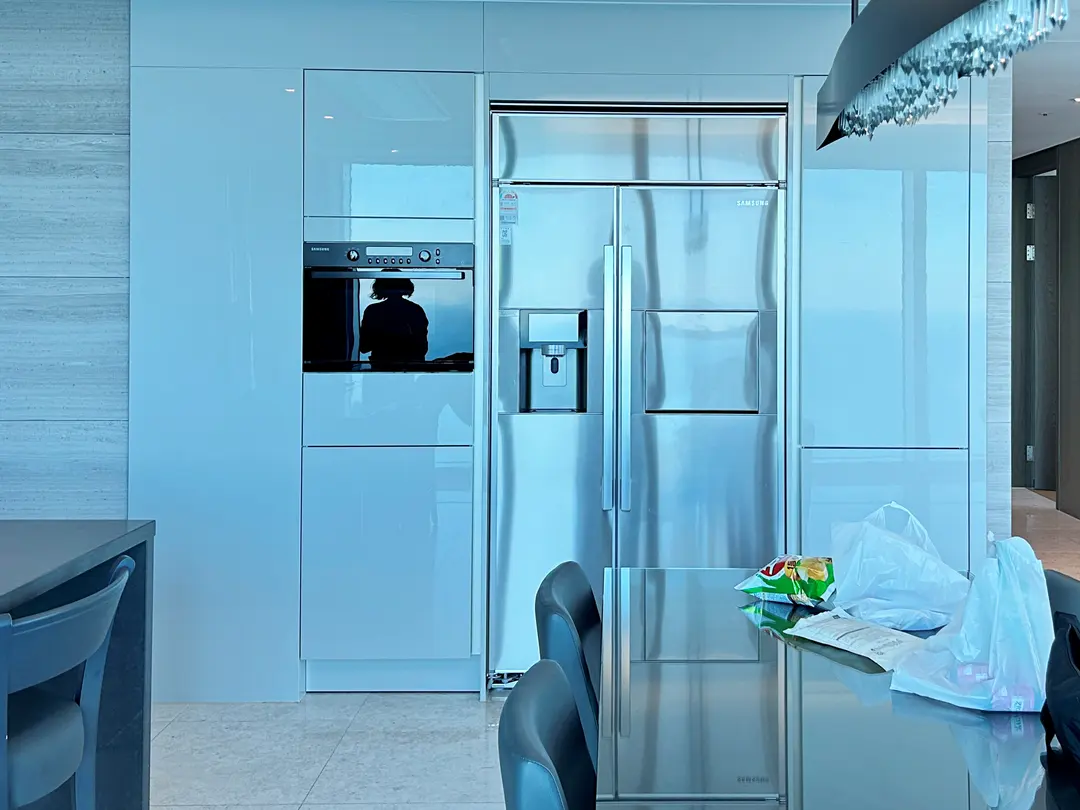 Fully equipped kitchen with an ice dispenser! The large dining table was perfect for late-night chats.