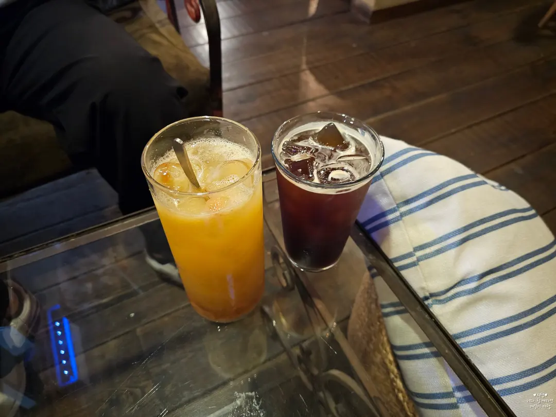 カフェの飲み物を綺麗に撮るには…どうすればいいんだろう