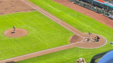 Jung Hoo Lee at bat during a Giants game.