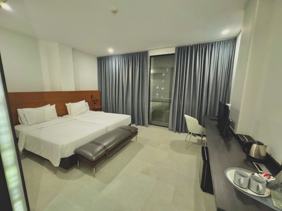 Clean and modern twin bedroom at Reno Hotel